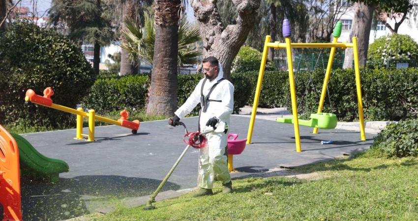 Konak Belediyesi Park ve Bahçeler Müdürlüğü ekipleri, ağaç budama, yabani