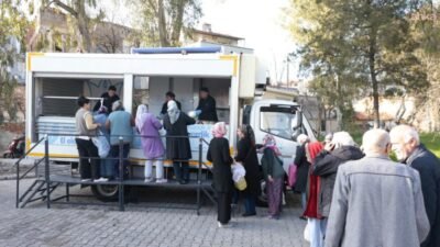 Konak Belediyesi tarafından ramazan ayı kapsamında düzenlenen sıcak yemek dağıtımının