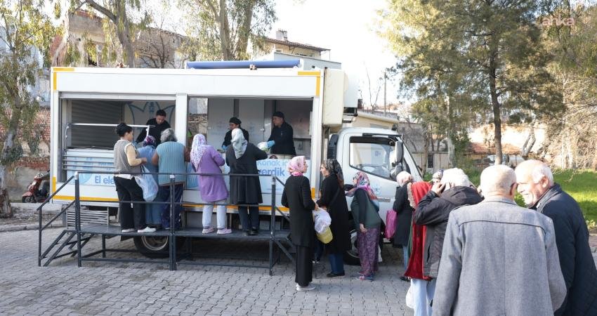 Konak’ta ramazan bereketi Zafertepe’den başladı Konak Belediyesi tarafından ramazan ayı kapsamında düzenlenen sıcak yemek dağıtımının