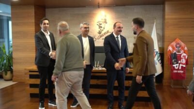 Konyaaltı Belediye Başkanı Cem Kotan, Ramazan Bayramı öncesinde personelle bir