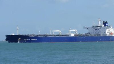 Rusya’ya ait ve 100 bin ton ham petrol taşıyan bir