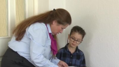 İzmir Büyükşehir Belediyesi’ne bağlı ESHOT’ta görev yapan iki kadın şoför,