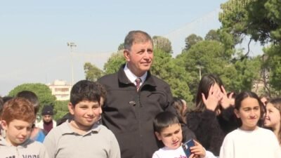 İzmir Büyükşehir Belediyesi'nin Kültürpark’ta başlattığı gençleştirme çalışmaları kapsamında beton alanlar