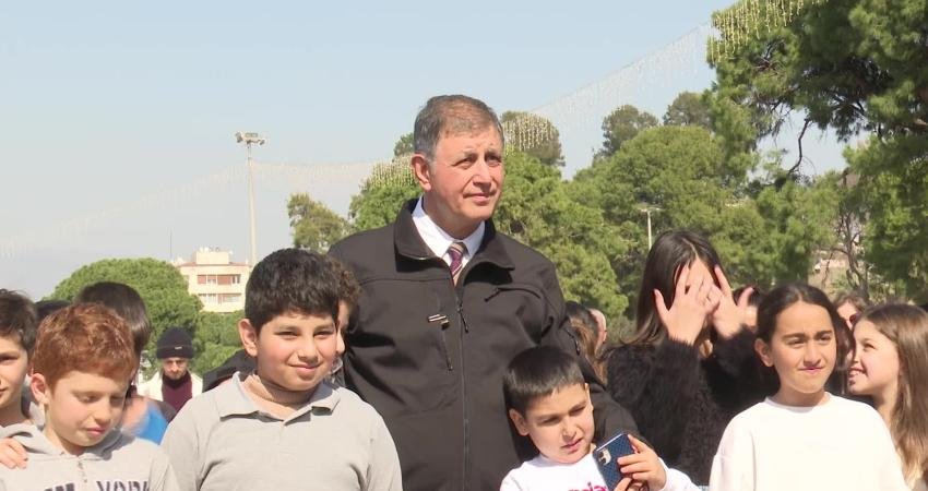 Kültürpark’ta beton söküldü, umut filizlendi… Gri alanlar çocukların elleriyle yeşile döndü İzmir Büyükşehir Belediyesi'nin Kültürpark’ta başlattığı gençleştirme çalışmaları kapsamında beton alanlar