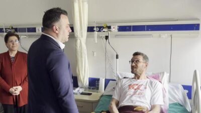 Kuşadası Belediye Başkan Vekili Tahsin Demirtaş, trafik kazasında yaralanan Temizlik