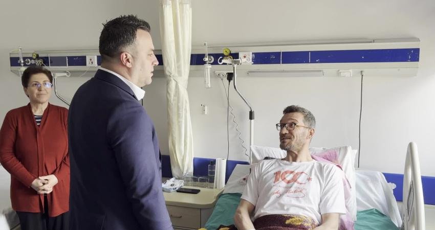 Kuşadası Belediye Başkan Vekili Tahsin Demirtaş, trafik kazasında yaralanan Temizlik