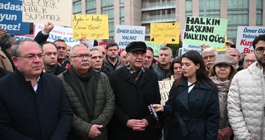 CHP’li Tezcan: “İddia edilen fiillerin Kuşadası’nda geçtiği söyleniyor, peki bu dosyanın İstanbul Adliyesi ile ne ilgisi var?” CHP'nin Cumhurbaşkanlığı Aday Ofisi Genel Koordinatörü ve Aydın Milletvekili Bülent