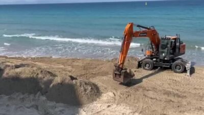 Kuşadası Belediyesi, turizm sezonunun yaklaşmasıyla birlikte kumsallarda düzenli olarak temizlik