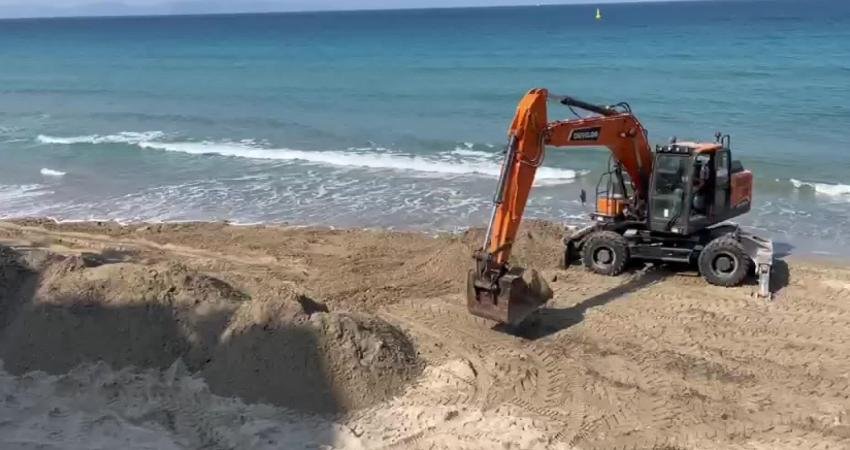 Kuşadası Belediyesi, ilçedeki plajları turizm sezonuna hazırlıyor Kuşadası Belediyesi, turizm sezonunun yaklaşmasıyla birlikte kumsallarda düzenli olarak temizlik
