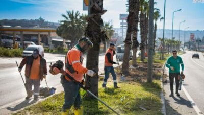 Kuşadası Belediyesi Park ve Bahçeler Müdürlüğü ekipleri, Ramazan Bayramı öncesinde