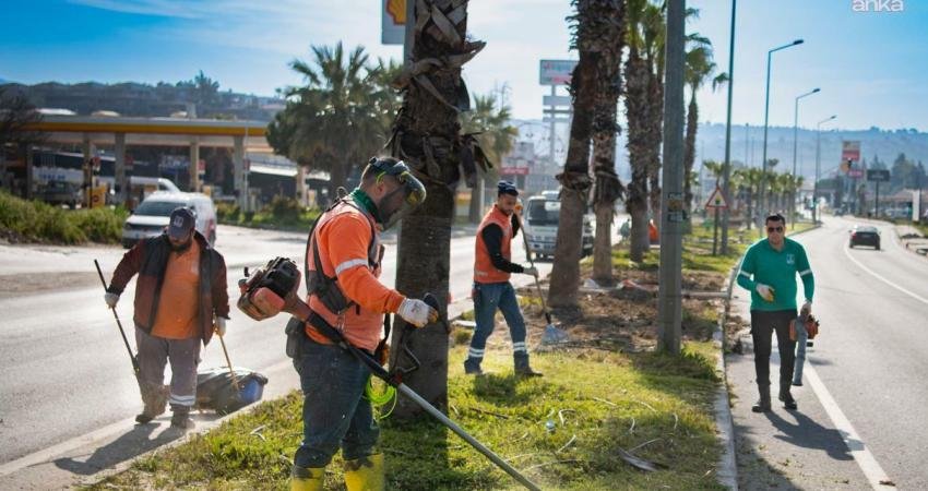 Kuşadası Belediyesi Park ve Bahçeler Müdürlüğü ekipleri, Ramazan Bayramı öncesinde