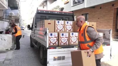 Kuşadası Belediyesi, ramazan ayı dolayısıyla hazırladığı gıda yardımı paketlerini, ihtiyaç sahibi