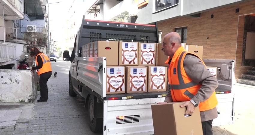 Kuşadası Belediyesi, ramazan ayı dolayısıyla hazırladığı gıda yardımı paketlerini, ihtiyaç sahibi