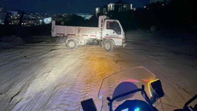 Kuşadası Belediyesi Zabıta Müdürlüğü tarafından kaçak moloz dökümü yaparken suçüstü