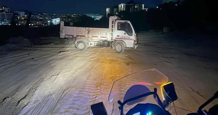 Kuşadası Belediyesi Zabıta Müdürlüğü tarafından kaçak moloz dökümü yaparken suçüstü