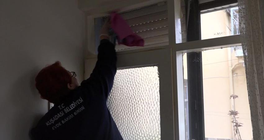 Kuşadası Belediyesi ekipleri, yıl boyunca süren evde bakım hizmetleri kapsamında