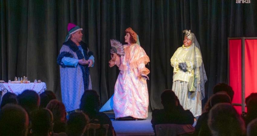 “Kuşadası Tiyatro Günleri’’nde kahkaha dolu anlar yaşandı Kuşadası Belediyesi tarafından 27 Mart Dünya Tiyatro Günü dolayısıyla düzenlenen