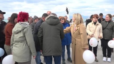 Kuşadası’nda kurulan “Adalet ve Dayanışma Çadırı”nı ziyaret eden Duygu Günel,