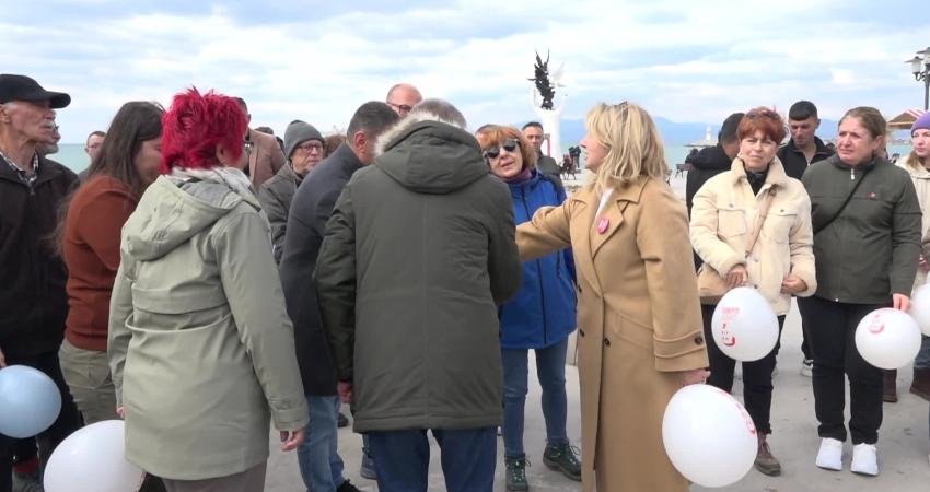 Kuşadası’nda kurulan “Adalet ve Dayanışma Çadırı”nı ziyaret eden Duygu Günel,