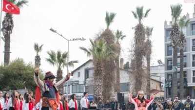 Kuşadası'nda, Çanakkale Deniz Zaferi’nin 111’inci yılı, Atatürk Meydanı’nda düzenlenen törenle