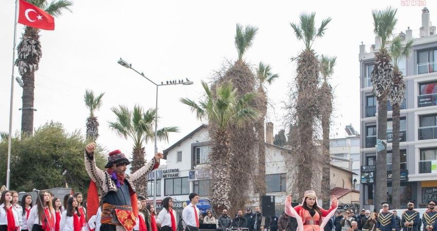 Kuşadası'nda, Çanakkale Deniz Zaferi’nin 111’inci yılı, Atatürk Meydanı’nda düzenlenen törenle
