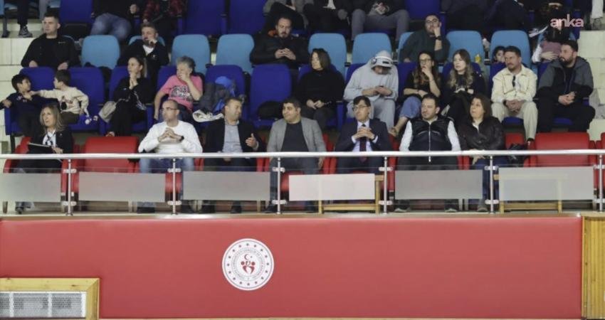 Kütahya Belediye Başkanı Kahveci, kentin takımına tribünden destek verdi Türkiye Basketbol Federasyonu (TBF) 2. Lig’de mücadele eden Kütahya Belediyespor,