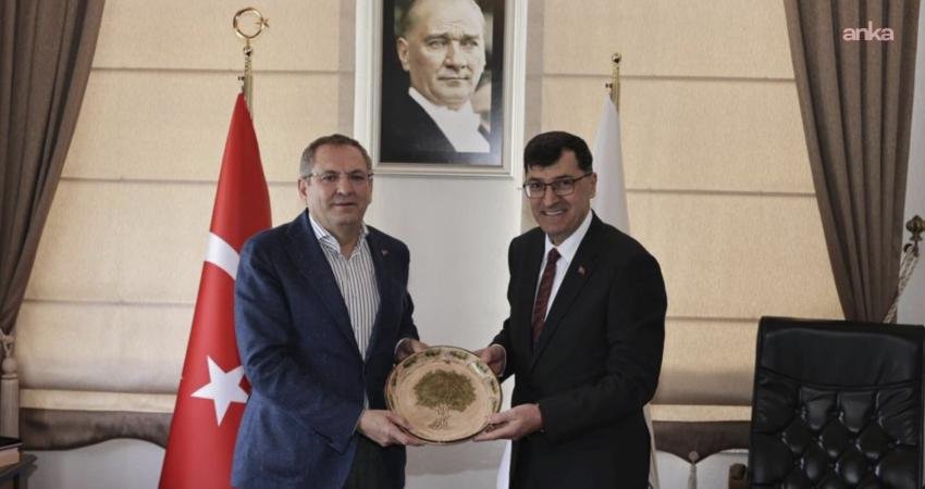 Kütahya Belediye Başkanı Eyüp Kahveci, Ayvalık Belediye Başkanı Mesut Ergin’i