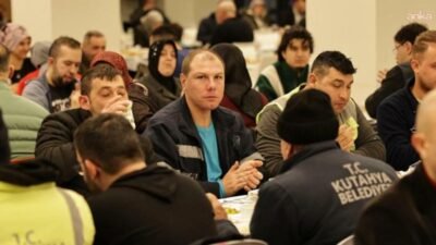 Kütahya Belediyesi tarafından personele yönelik düzenlenen iftar programı belediye yemekhanesinde