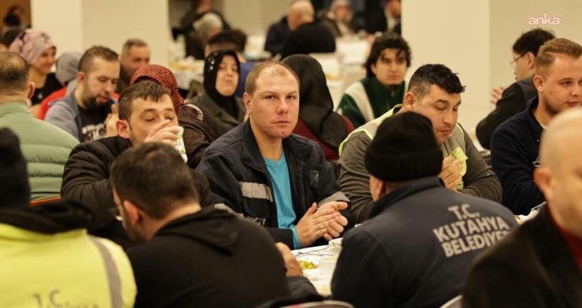 Kütahya Belediyesi tarafından personele yönelik düzenlenen iftar programı belediye yemekhanesinde