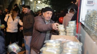 Kütahya Belediyesi, Kadir Gecesi dolayısıyla Ulu Camii’de vatandaşlara helva ikram etti. 