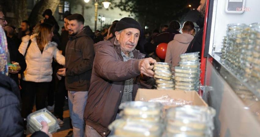 Kütahya Belediyesi, Kadir Gecesi dolayısıyla Ulu Camii’de vatandaşlara helva ikram etti. 