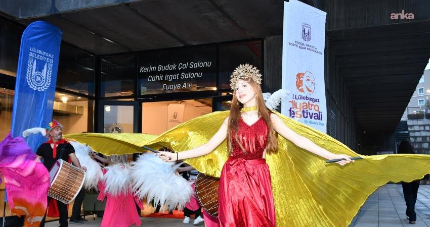 Lüleburgaz 2. Tiyatro Festivali başladı Lüleburgaz 2. Tiyatro Festivali, Dünya Tiyatro Günü’nde başladı. Belediye Başkanı