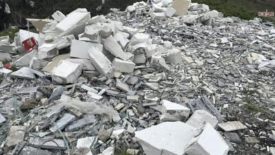 Lüleburgaz Belediyesi Zabıta Müdürlüğü, tadilat atıklarını dere yatağına döktüğü tespit