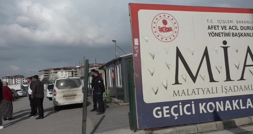 Malatya MİAD Konteyner Kent sakinlerinden tahliye tepkisi: “Evimiz verilse zaten çıkıp gideceğiz” MİAD Konteyner Kent'te kalan vatandaşlar, Malet Konteyner Kent'e taşınmaları yönünde