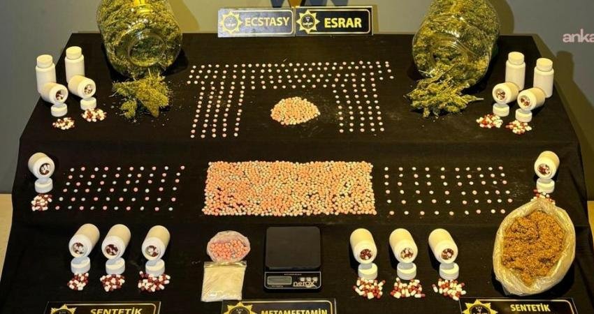 Malatya’da uyuşturucu operasyonu: 6 şüpheli gözaltına alındı, çok sayıda uyuşturucu madde ele geçirildi Malatya’da yapılan sokak satıcılarına yönelik operasyonda 6 şüpheli gözaltına alındı;