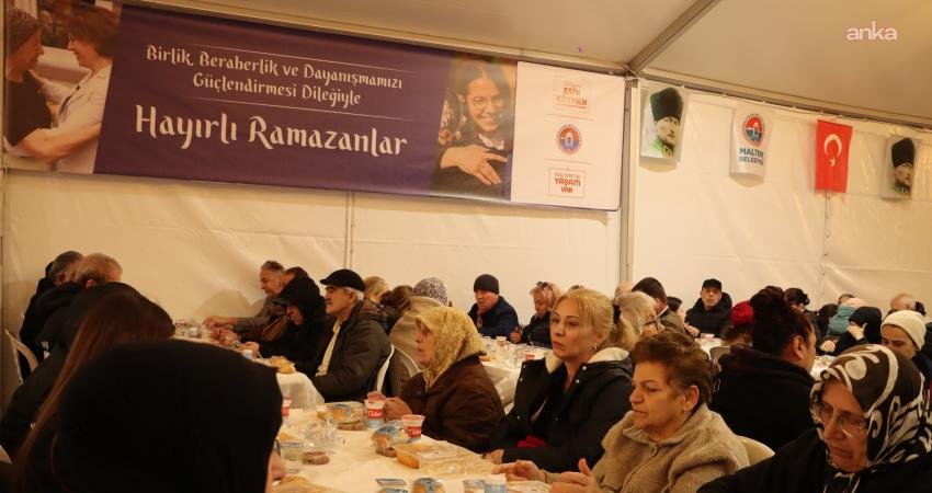 Maltepe Belediyesi’nin Cumhuriyet Meydanı’nda kurduğu iftar çadırında her akşam yüzlerce