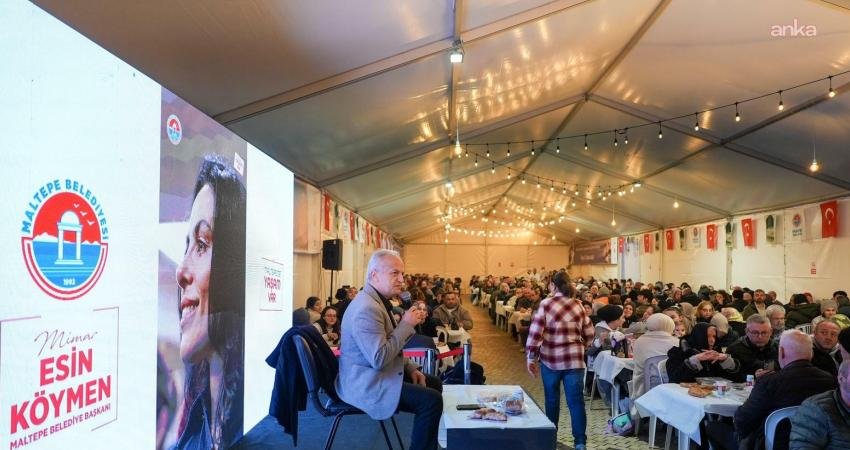 Maltepeliler, Kadir Gecesi’nde Cumhuriyet Meydanı’nda kurulan iftar çadırında oruçlarını açtı.