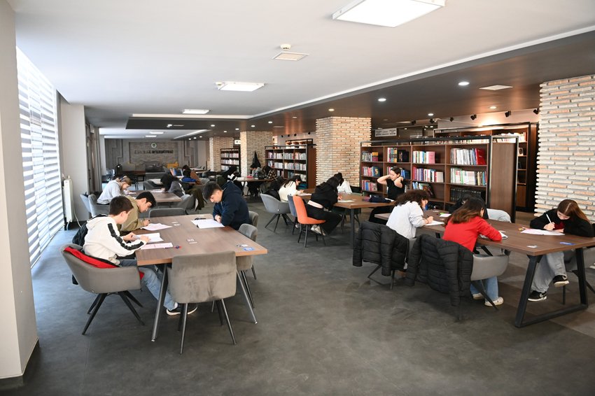 Mamak Belediyesi’nden üniversiteye hazırlanan gençlere eğitim desteği Mamak Belediyesi, General Zeki Doğan Uyanık Kütüphanesi’nde üniversite adayları için