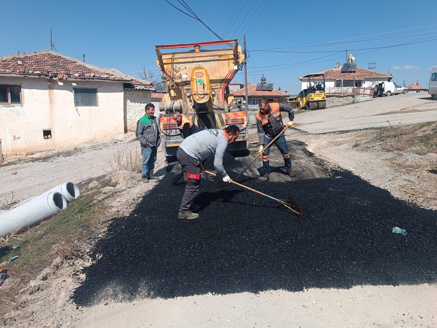 Mamak Belediyesi, mahallelerde asfalt, yama ve altyapı çalışmalarını hızlandırdı. Yeni