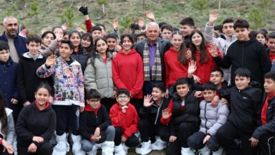 Mamak’ta Dünya Orman Haftası’nda fidanlar toprakla buluştu Mamak Belediyesi, Dünya Orman Haftası kapsamında düzenlediği ağaç dikme etkinliğiyle