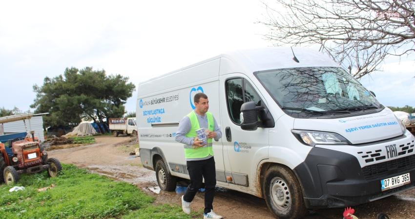 Antalya Büyükşehir Belediyesi’nin Manavgat’ta hizmet veren aşevi, ihtiyaç sahibi vatandaşları