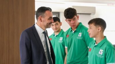 Manavgat Belediyesi Güreş Kulübü sporcuları, Manavgat Belediye Başkan Vekili Mehmet