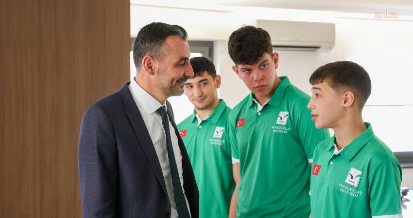 Manavgat Belediyesi Güreş Kulübü sporcuları, Manavgat Belediye Başkan Vekili Mehmet