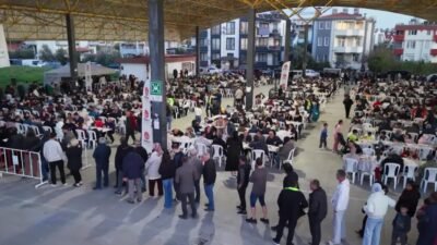 Manavgat Belediyesi, Side Mahallesi'nde kurulan iftar sofrasında vatandaşları bir araya