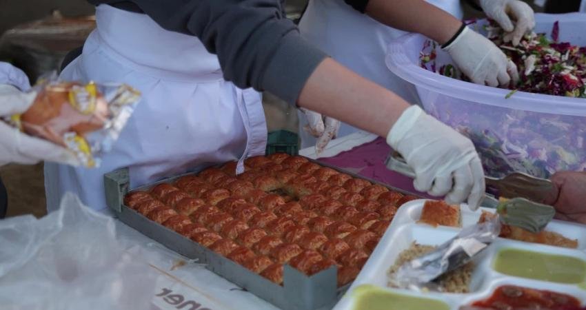 Manavgat Belediyesi, Kadir Gecesi’nde binlerce vatandaşı aynı sofrada buluşturdu. Atatürk