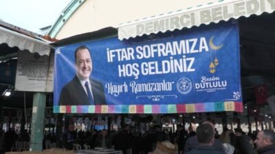 Manisa Büyükşehir Belediye Başkanı Besim Dutlulu, Demirci ilçesinde düzenlenen iftar