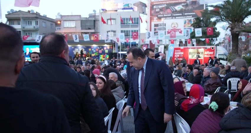 Manisa Büyükşehir Belediye Başkanı Besim Dutlulu, Turgutlu ilçesinde düzenlenen iftar