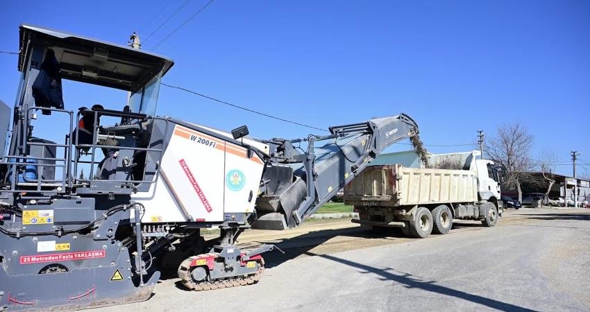 Manisa Büyükşehir Belediyesi, Sarıgöl Yeni Sanayi Sitesi’nde sıcak asfalt çalışmalarını başlattı Manisa Büyükşehir Belediyesi, Sarıgöl ilçesindeki Yeni Sanayi Sitesi’nde uzun süredir