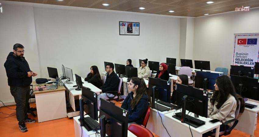 Manisa Büyükşehir Belediyesi'nin gençlerin dijital becerilerini geliştirmek ve geleceğin mesleklerine