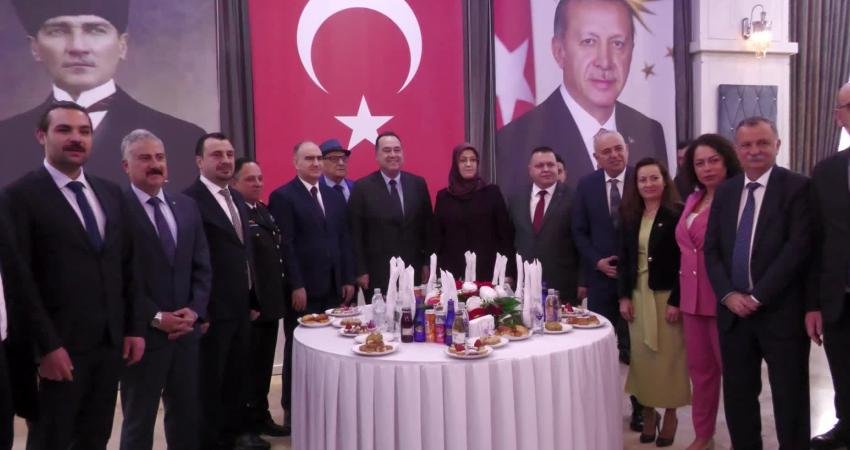 Manisa protokolü, bayramlaşma töreninde bir araya geldi Manisa protokolü, Ramazan Bayramı’nın ilk gününde Manisa Öğretmenevi’nde düzenlenen bayramlaşma